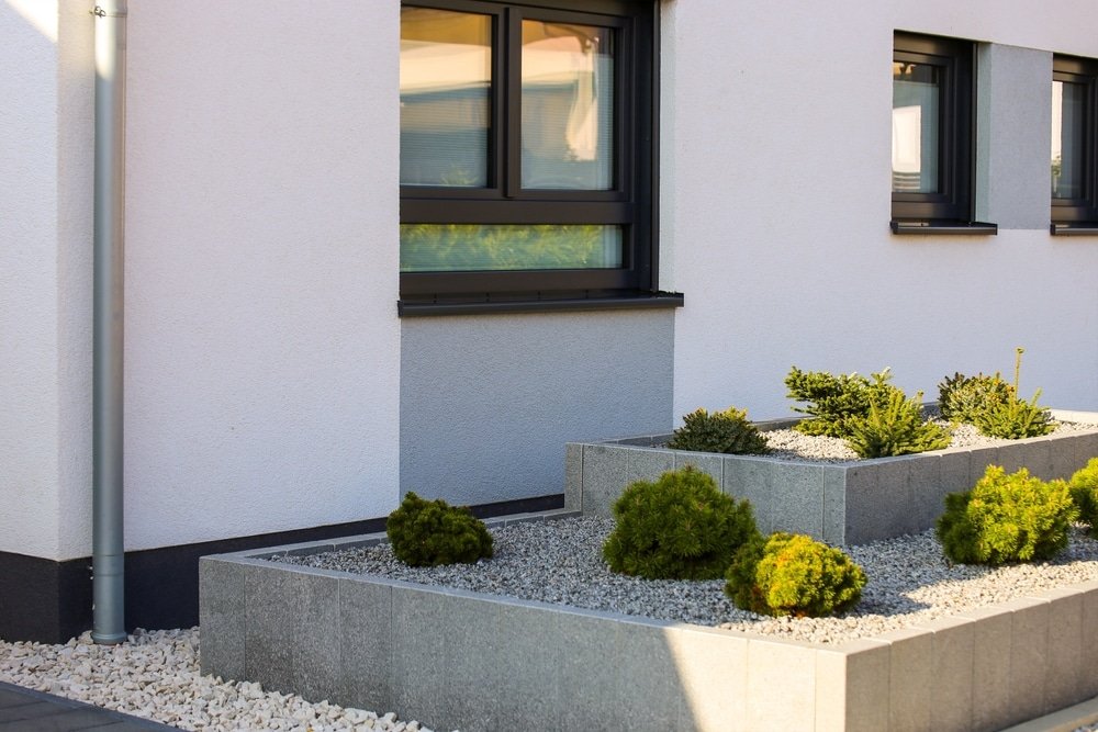 Strakke moderne voortuin met stijlvol decoratief grind. TuinenMeester