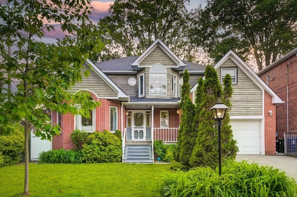 Betoverende woning omringd door een kalme, harmonieuze buitenruimte met groen en rust.