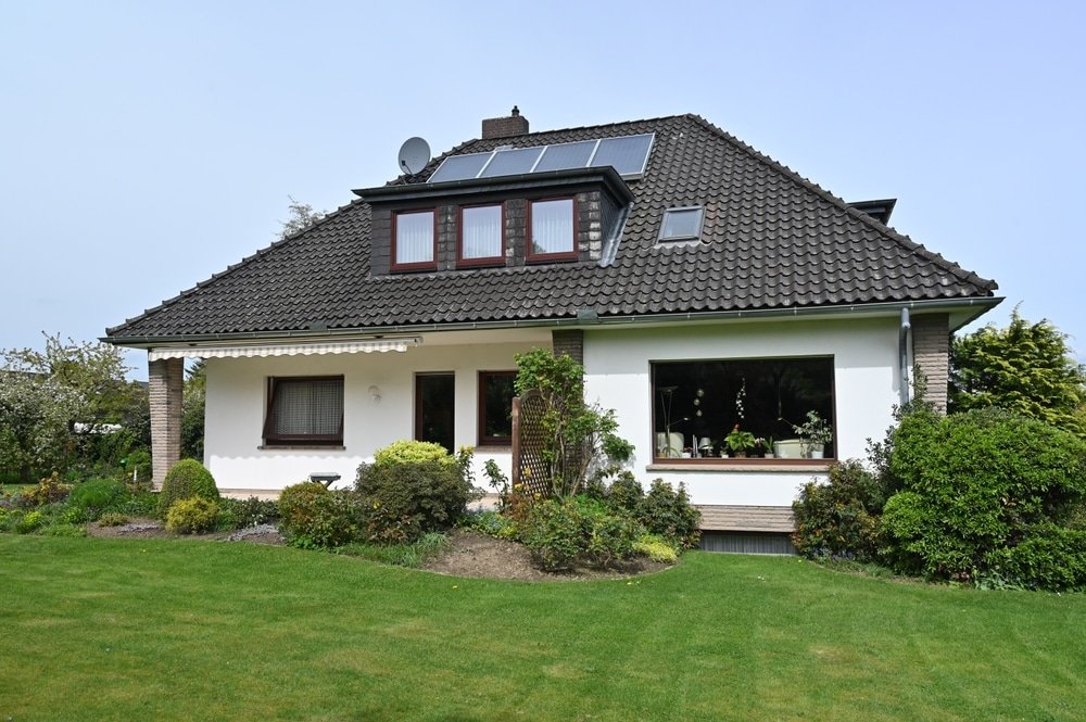 Strakke voorjaarstuin bij een goed onderhouden bungalow in Schaumburg, met verzorgd gazon en overzichtelijke indeling.